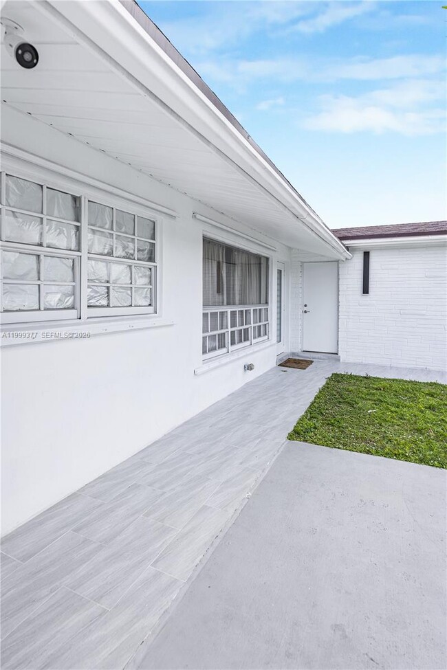 Building Photo - 7031 SW 27th Ct