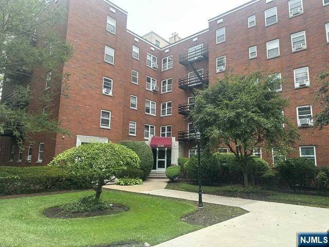 Building Photo - 2330 Linwood Ave