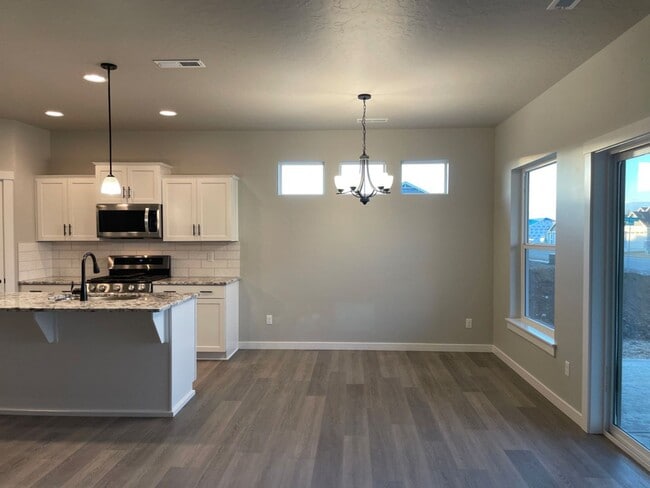 Building Photo - Single Level 4 Bedroom 2 Bathroom Home in Nampa