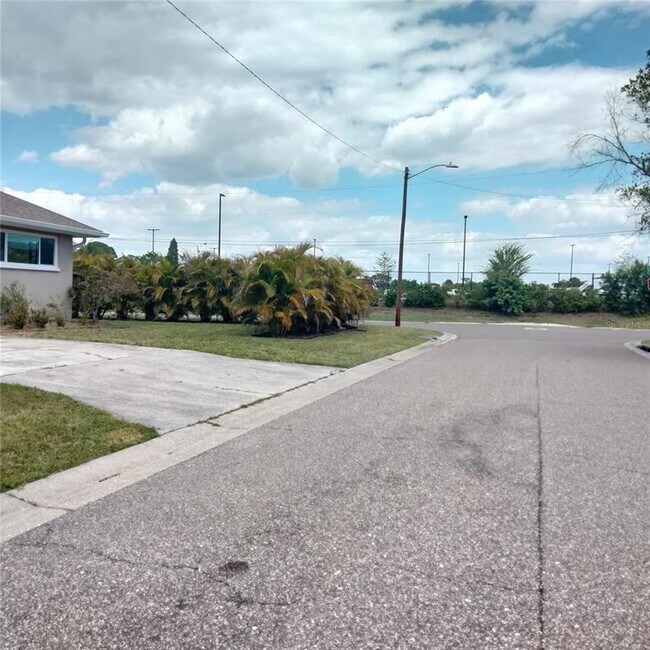 Building Photo - 351 Davenport Ave NE