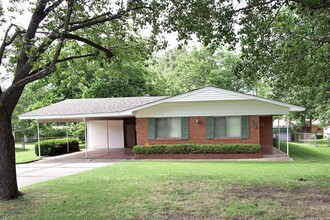 Building Photo - For Rent – Spacious Home Next to Spring Lake Park!