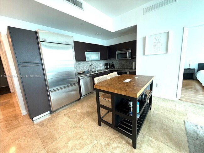 Building Photo - 950 Brickell Bay Dr