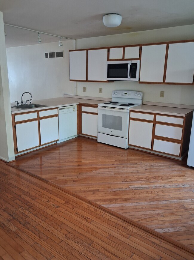 Building Photo - 136 Wimbledon Ct