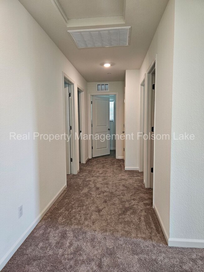 Building Photo - 4bd 2.5ba Home in the desirable Parkbridge...