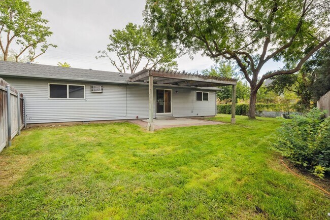 Building Photo - 3 Bedroom home near Boise River and Green ...