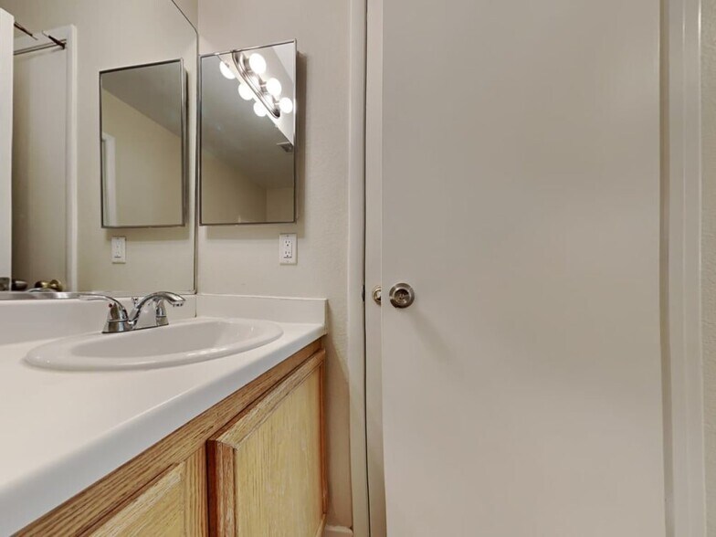 Building Photo - 1229 Orchard View St