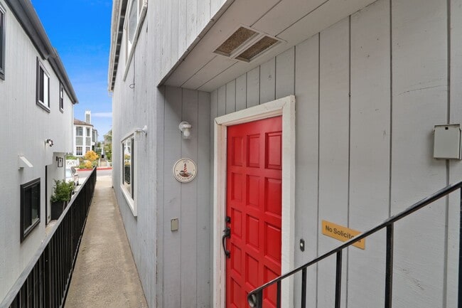 Building Photo - Coastal Living in the Heart of Corona del Mar