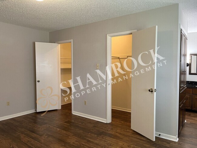 Building Photo - Convenient location close to shopping and Hwy 6!