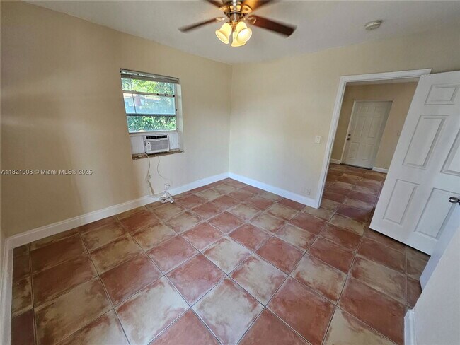 Building Photo - 118 NW 8th Ave