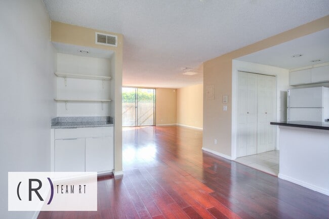 Building Photo - Gorgeous townhouse in a quiet 6-unit gated complex