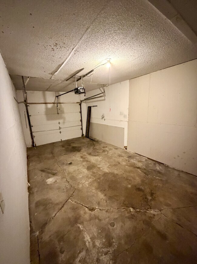 Building Photo - 215 NE Timbercreek Dr
