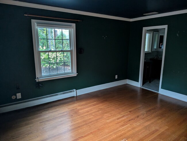 Building Photo - Gorgeous 4 Bed, 3 Bed House for Rent in Me...