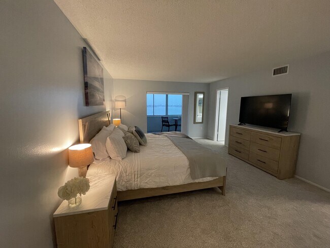 Building Photo - 4750 Cove Cir