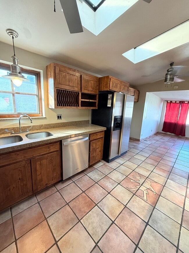 Building Photo - House For Rent