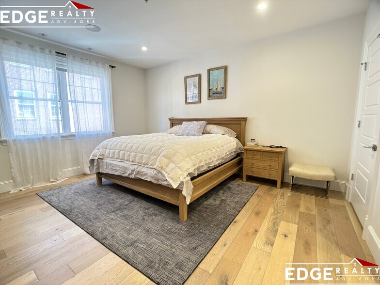 Building Photo - 146 W 8th St