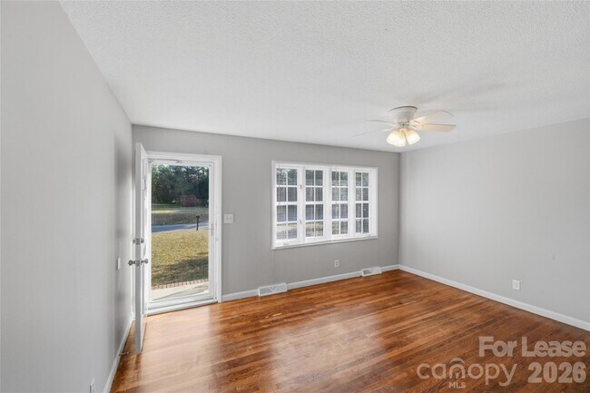 Building Photo - 1019 Carmel Dr