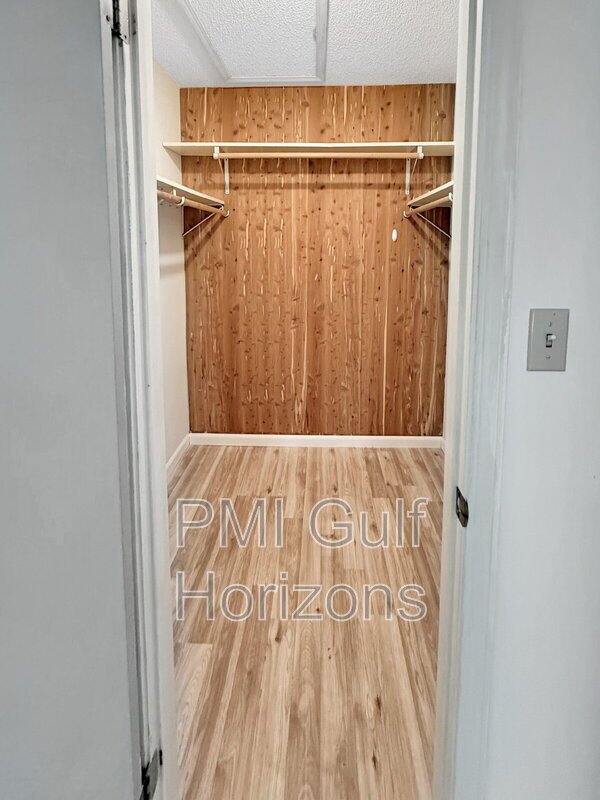 Building Photo - 6929 Summit Way