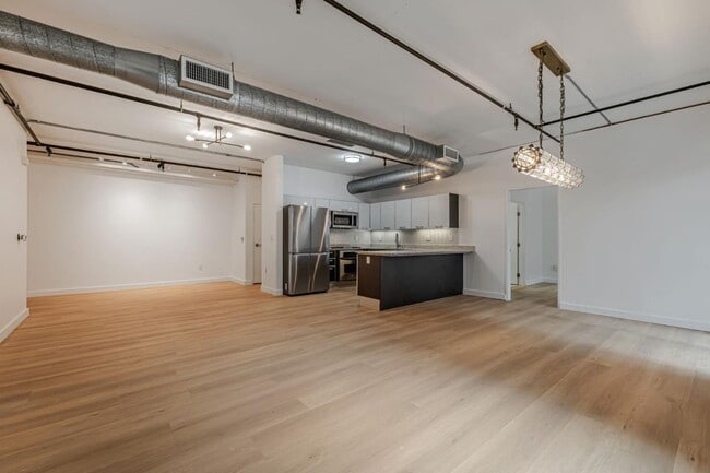 Building Photo - 645 W 9th St