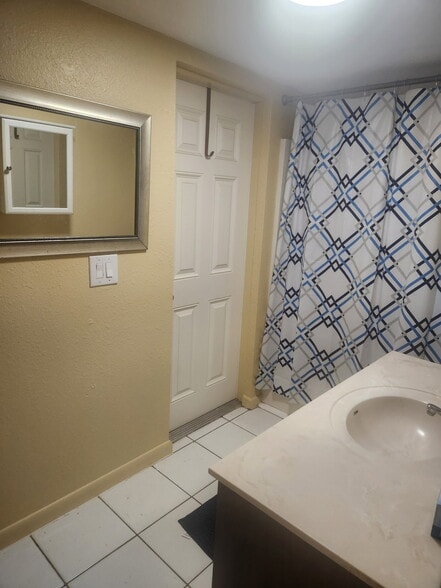 Family Bathroom/ Pool Entrance - 3089 Kingston St