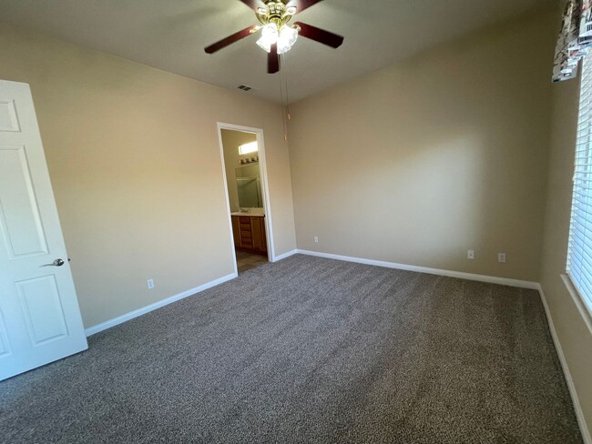 Building Photo - Apple Valley-Del Web Home, 2 Bedrooms,2 Ba...
