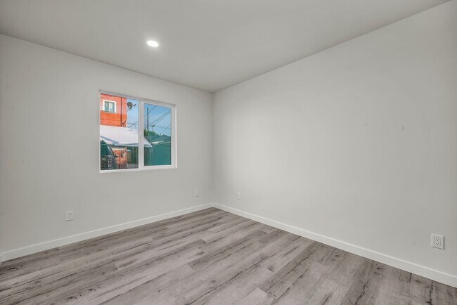 Building Photo - 5842-5840 Denver Ave