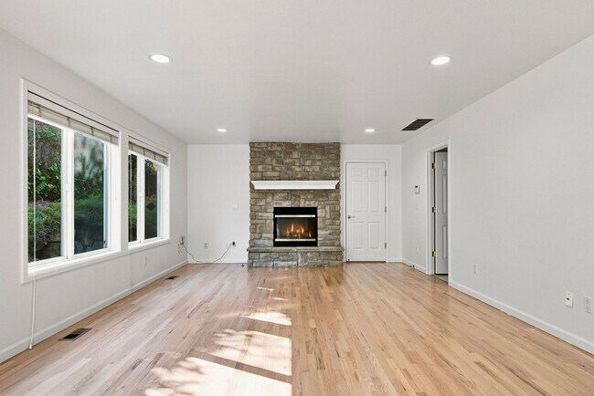 Building Photo - 22 10th Pl S