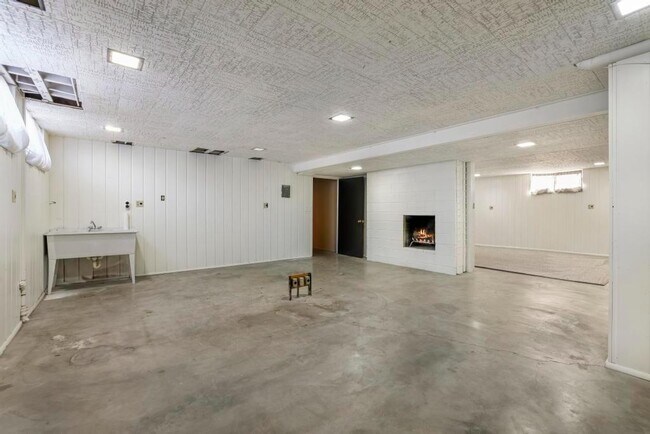 Building Photo - 216 Diana Dr