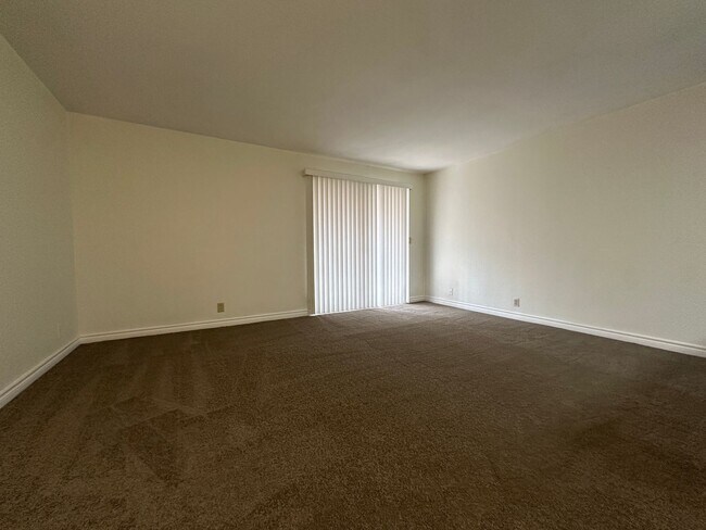 Building Photo - 2 Bedroom, 1 Bath Condo