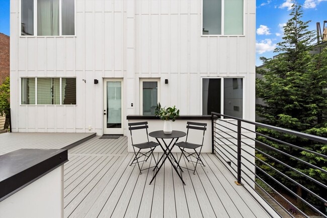 Building Photo - Bright & Charming 2bed/2bath Townhome in P...