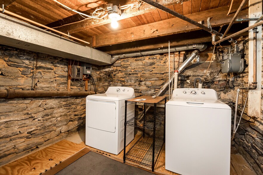 Building Photo - 19 Degrange St