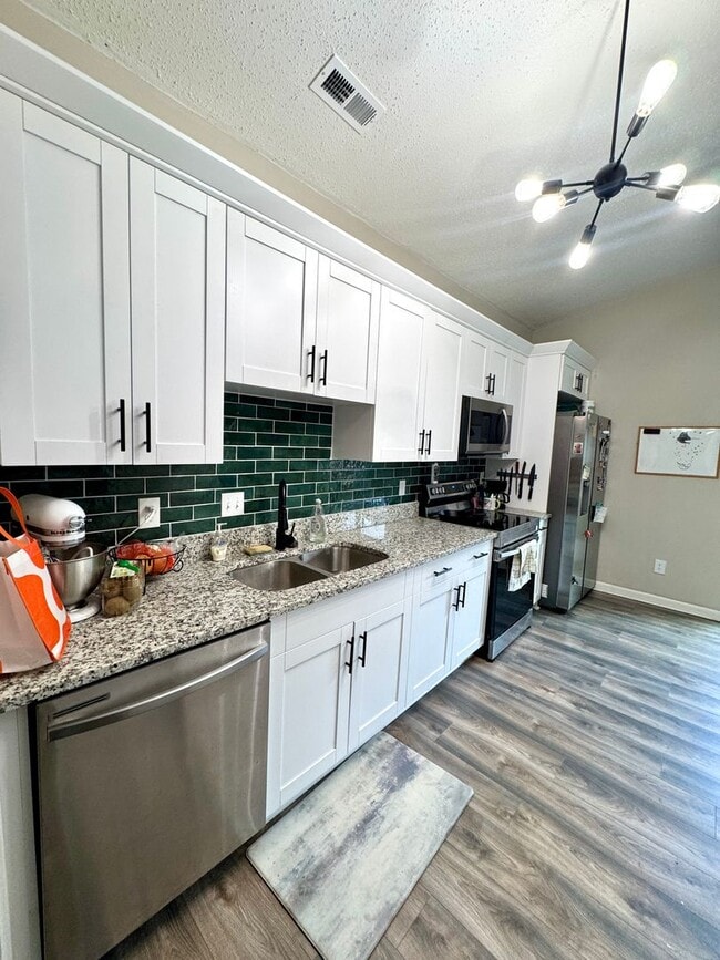 Building Photo - WELCOME HOME!!  3 bedroom/2 bath home in R...