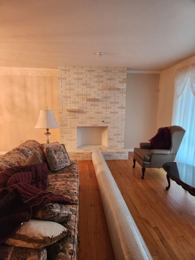 Building Photo - Very Nice- furnished 3-BR