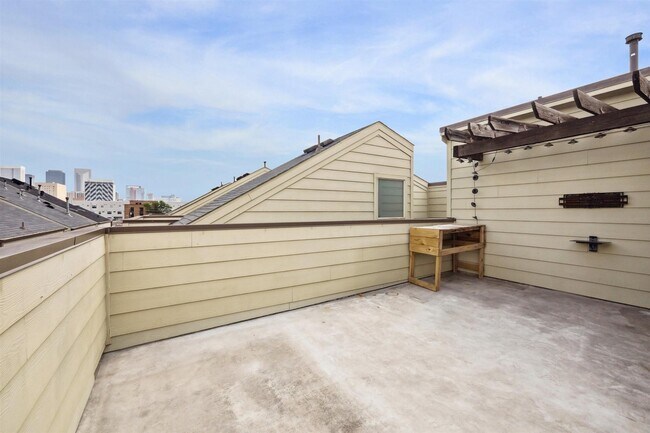 Building Photo - 1630 Dennis St