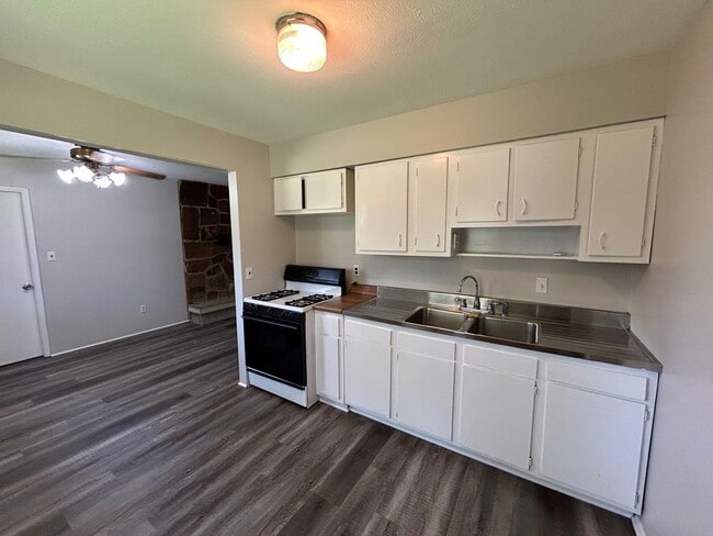 Building Photo - Charming 3-Bedroom Ranch in Bedford Heights