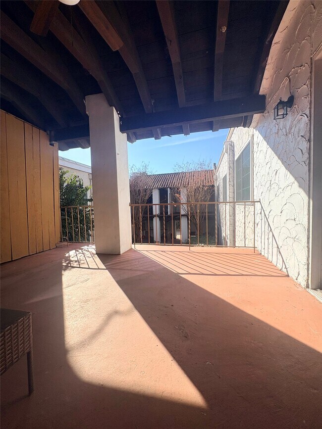 Building Photo - 2744 Briarhurst Dr