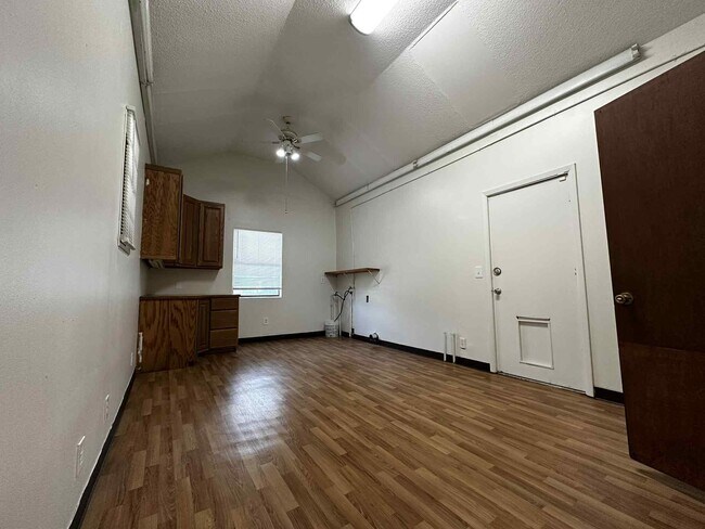 Building Photo - 421 Corvet St