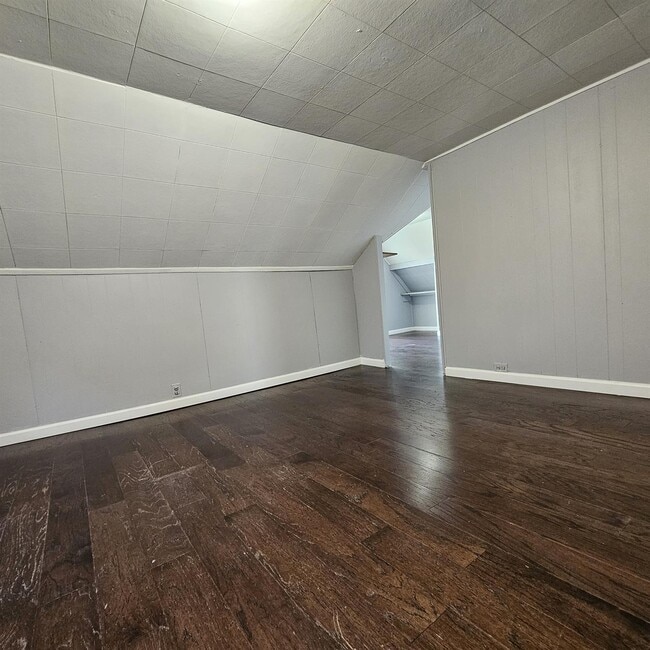 Building Photo - Duplex - 2 Bedroom, 2 Full Bathrooms and a...