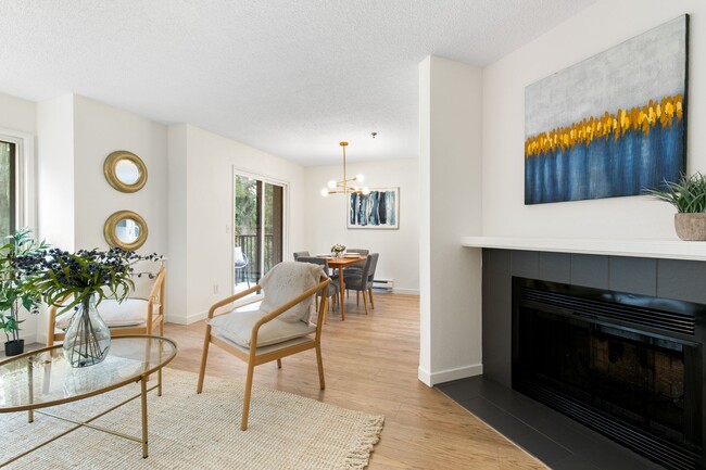 Building Photo - Newly updated, quiet condo in GREAT locati...