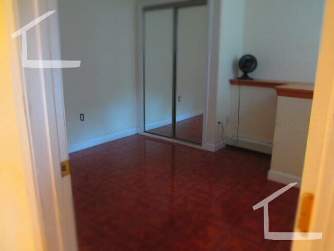 Building Photo - No Brokers Fee, Central BU Location! Walk to School, Central Campus. Central Heat/AC, Laundry on ...