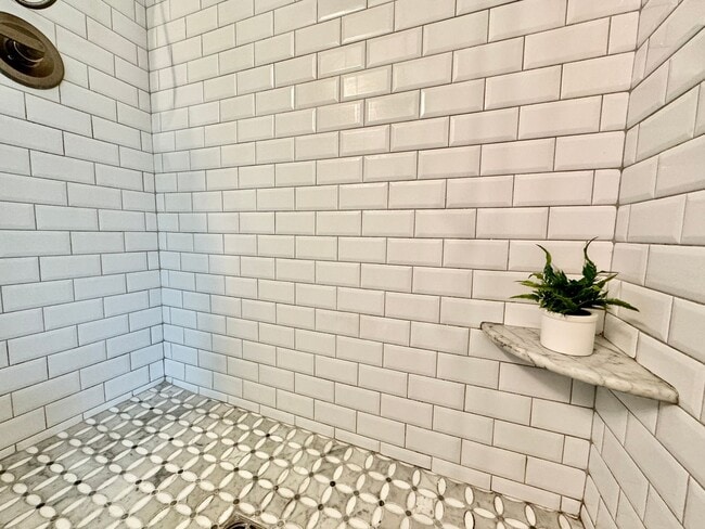 Building Photo - READY 06-11-26!! Fantastic Condo By The Beach! Fenced Patio - All Appliances - Community Pool!