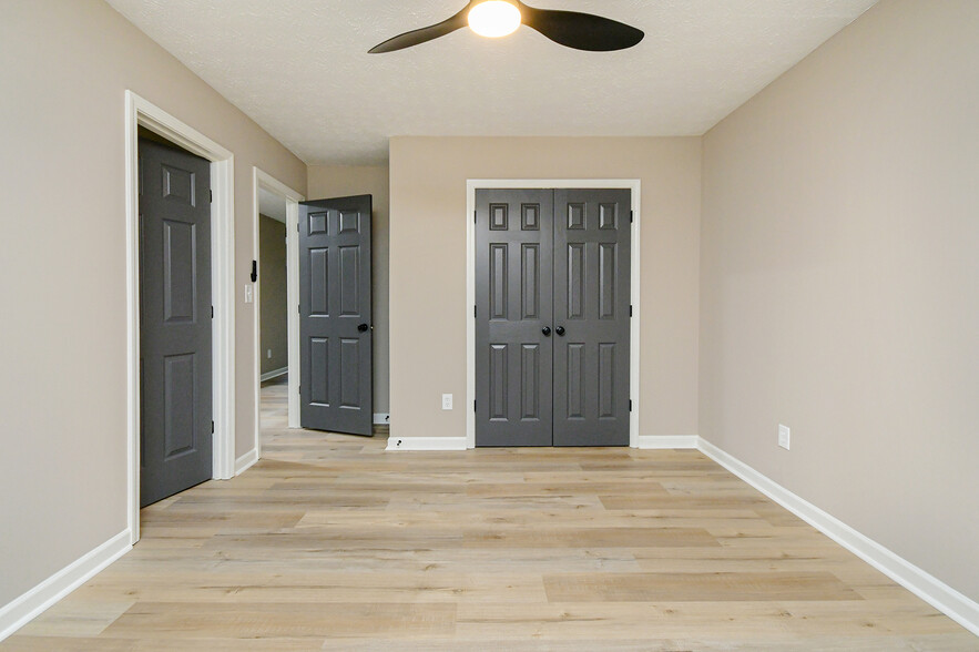 Building Photo - Room in House on Brown Dr