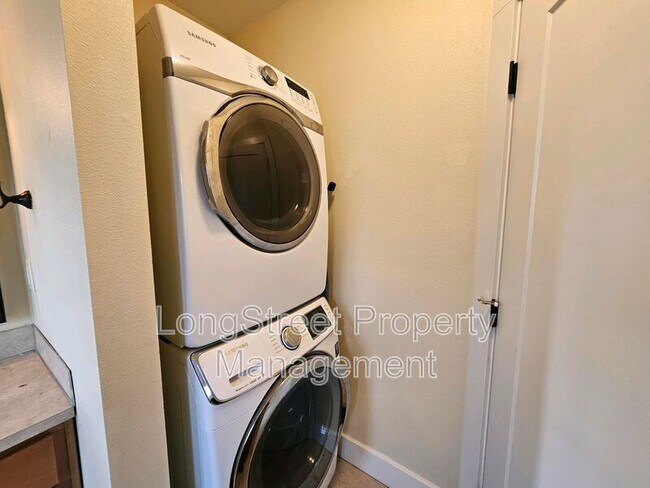 Building Photo - 7855 N Wabash Ave