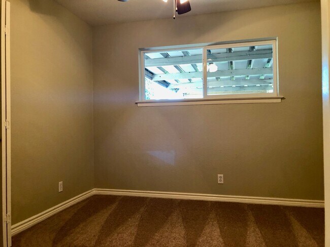 Building Photo - 3 Bedroom / 2 Bath / 2 Car Garage and Carp...