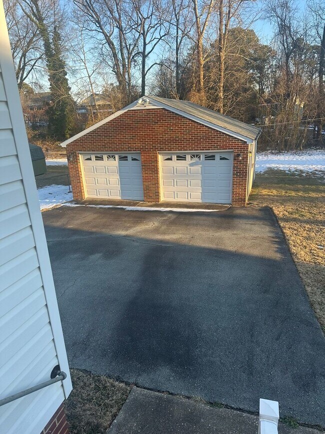 Building Photo - Well maintained 3 Bedroom/2 bath brick rancher in Mechanicsville with large backyard and two car ...