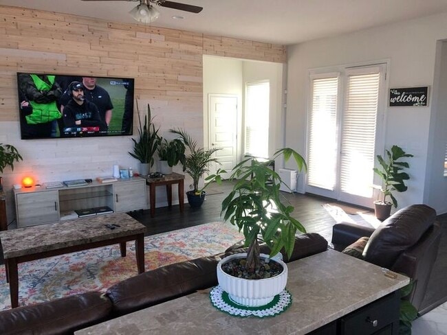 Building Photo - Elegant 4 BR 3.5 BA and 1 Office/Bedroom Convertible Home with Modern Amenities