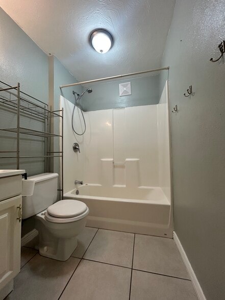 Building Photo - 860 E 65th S