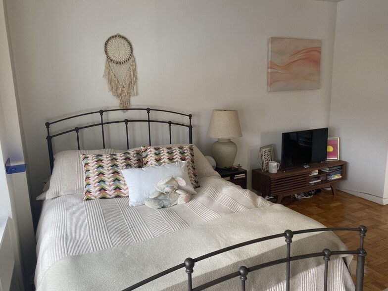 Building Photo - 460 E 79th St