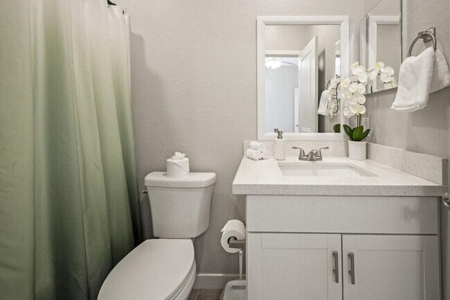 Building Photo - 6612 W Paradise Ln