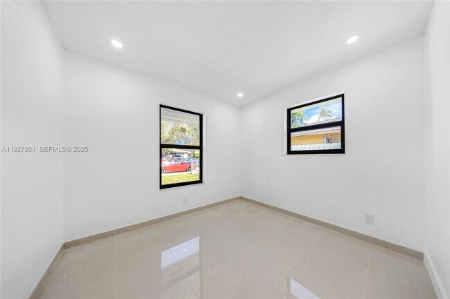 Building Photo - 2318 Scott St