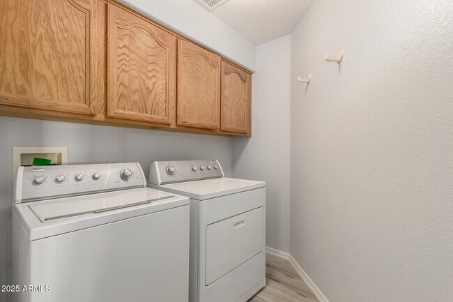 Building Photo - 1526 E Charleston Ave